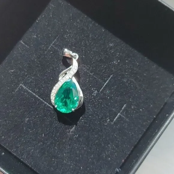 2.7 Carat Emerald Sterling Pendant - Picture 5 of 8